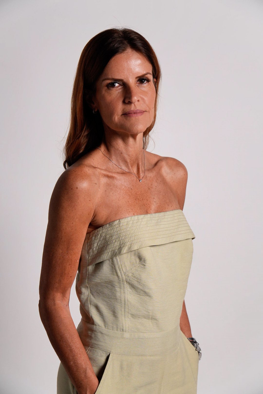 Adriana Muzitano em retrato profissional, com olhar sereno e firme